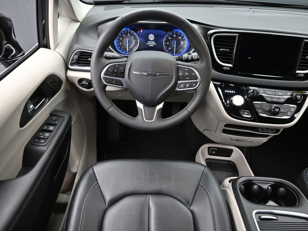 Used 2024 Chrysler Pacifica Touring-L image 14