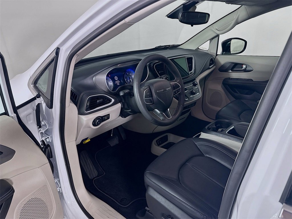Used 2024 Chrysler Pacifica Touring-L image 29