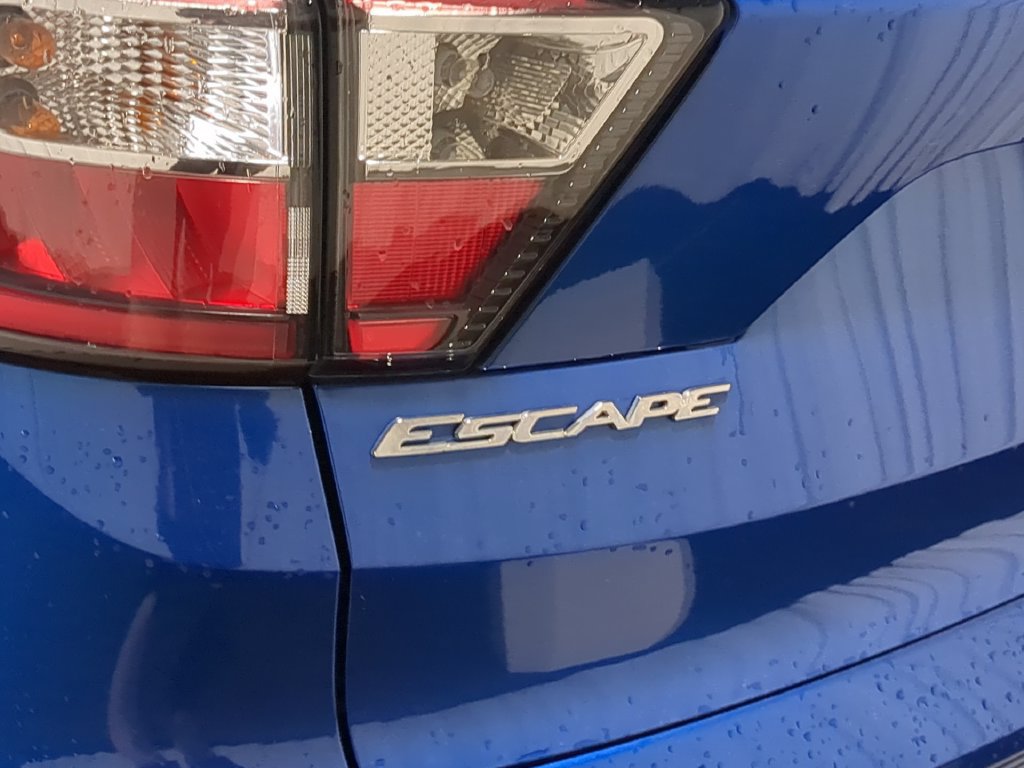 Used 2018 Ford Escape SE w/ Ford Safe & Smart Package FWD image 16