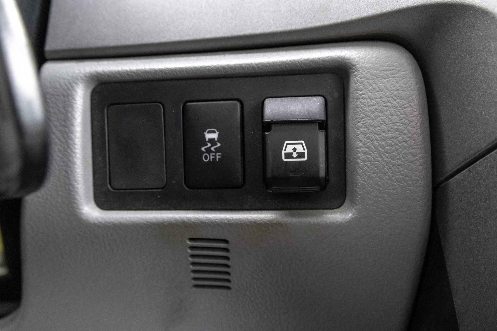 Used 2011 Toyota Tundra 4x4 CrewMax w/ SR5 Pkg image 32
