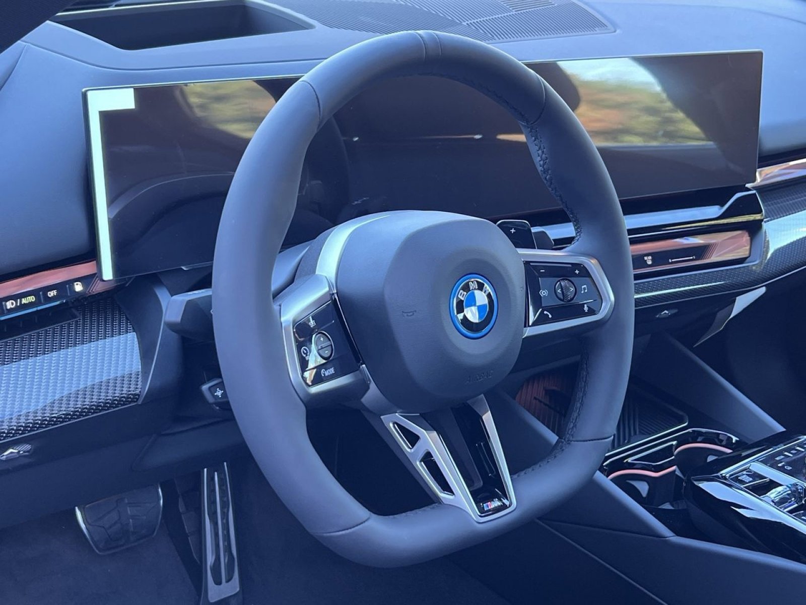 New 2026 BMW 550e xDrive w/ Executive Package image 13