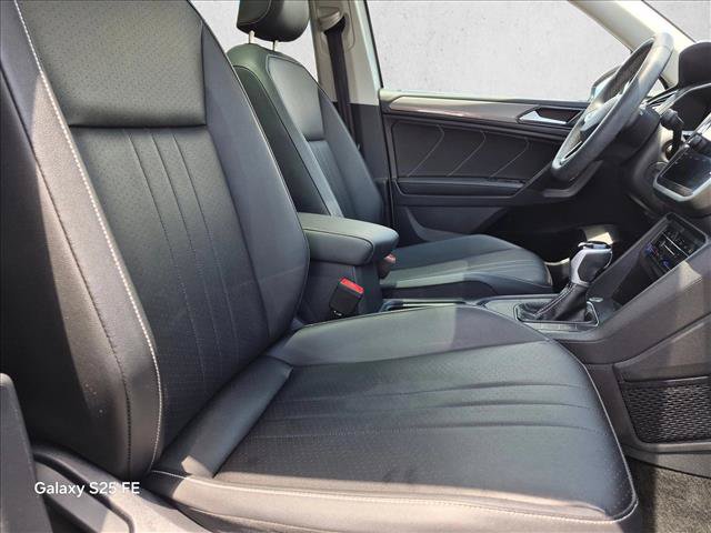 Used 2023 Volkswagen Tiguan SE w/ Panoramic Sunroof Package FWD image 24