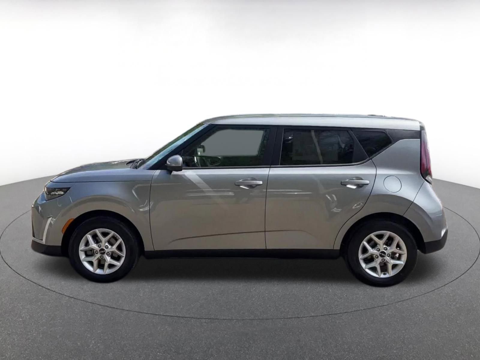 Used 2025 Kia Soul LX w/ LX Technology Package FWD image 9