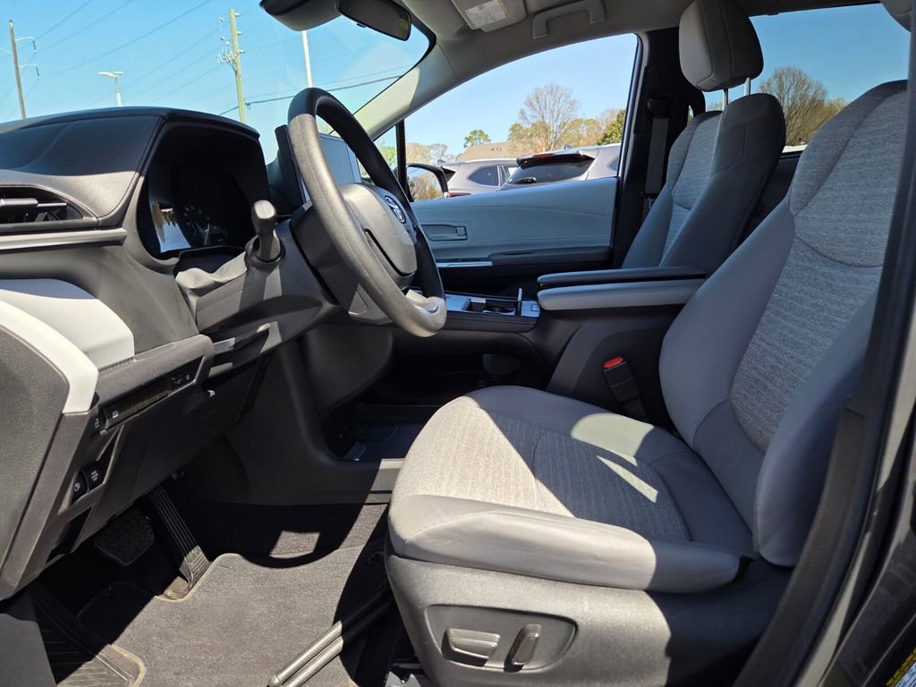 Used 2025 Toyota Sienna LE image 5