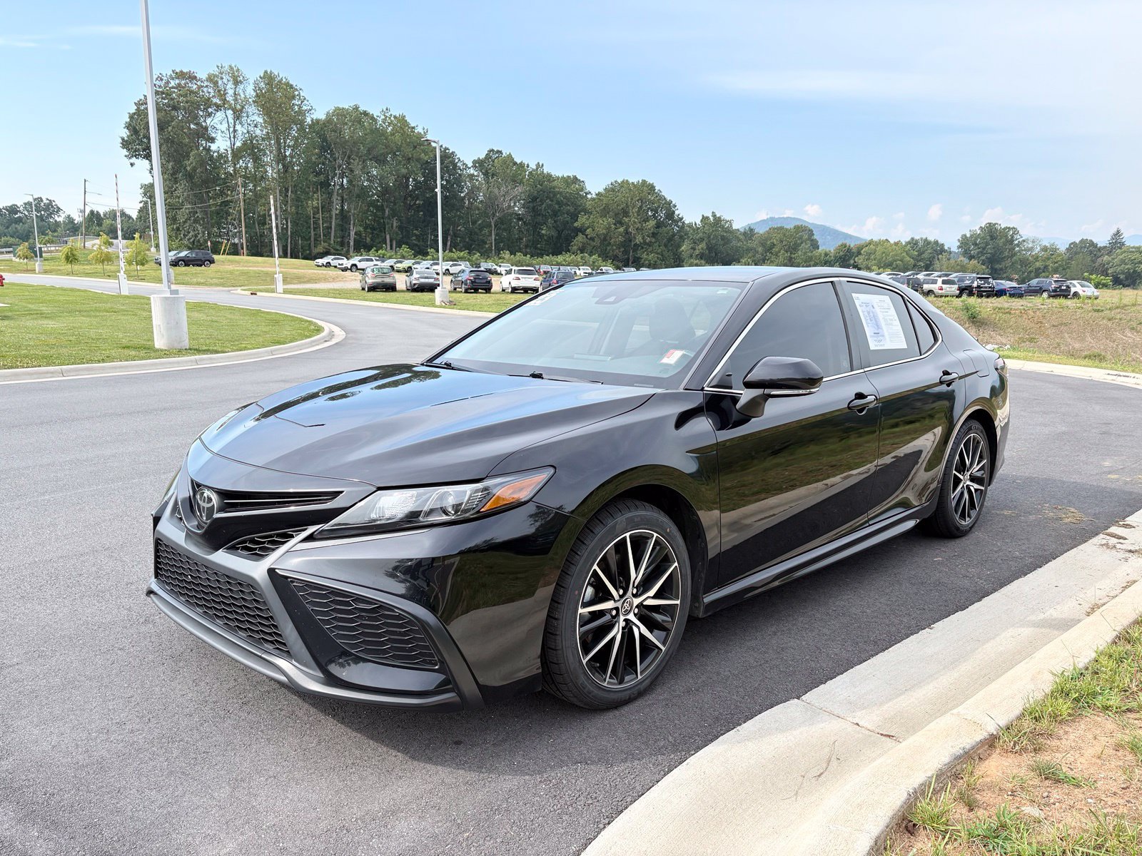 Used 2023 Toyota Camry SE FWD image 3