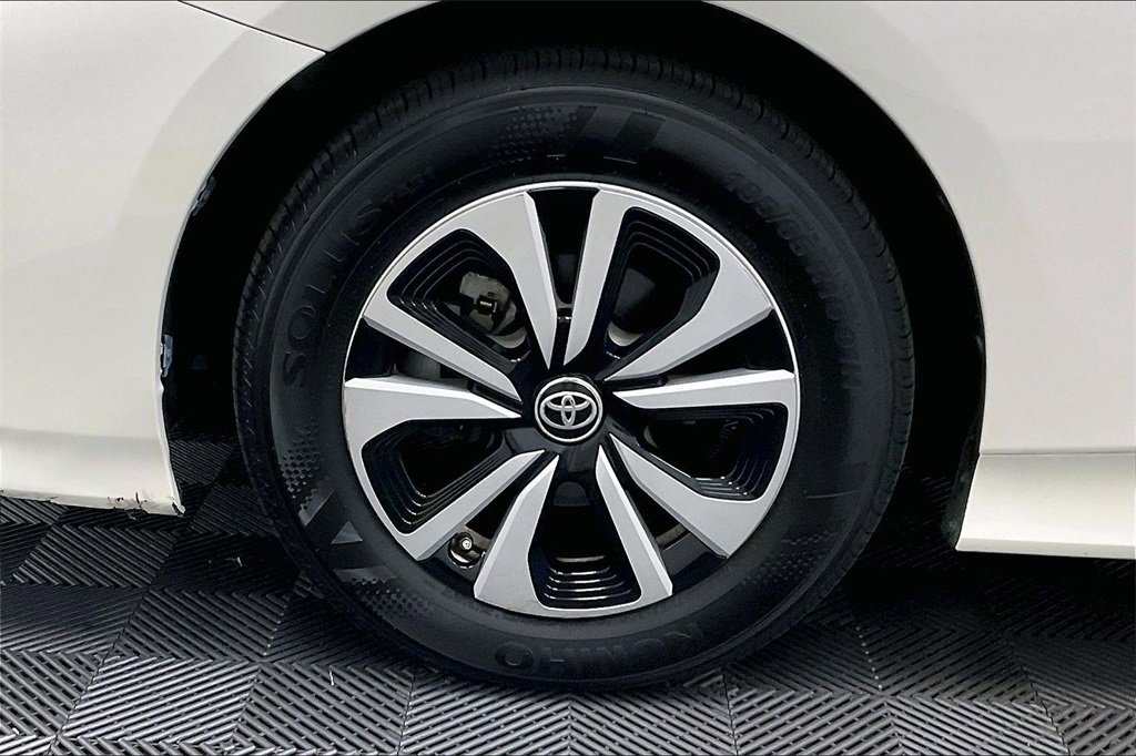 Used 2017 Toyota Prius Prime Plus image 7