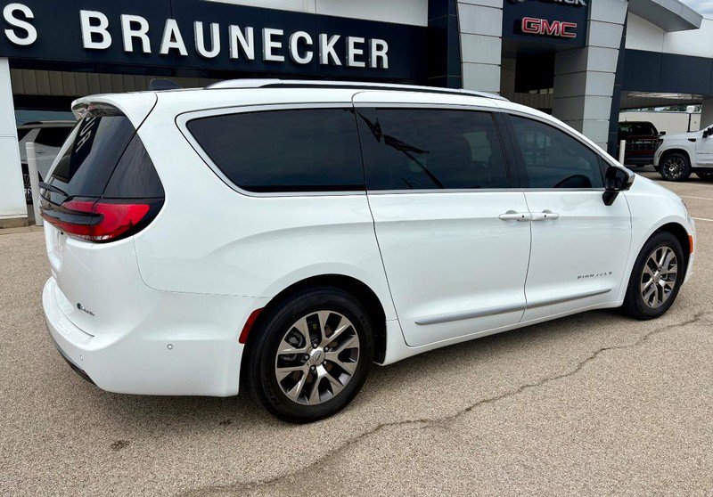 Used 2025 Chrysler Pacifica Pinnacle FWD image 3