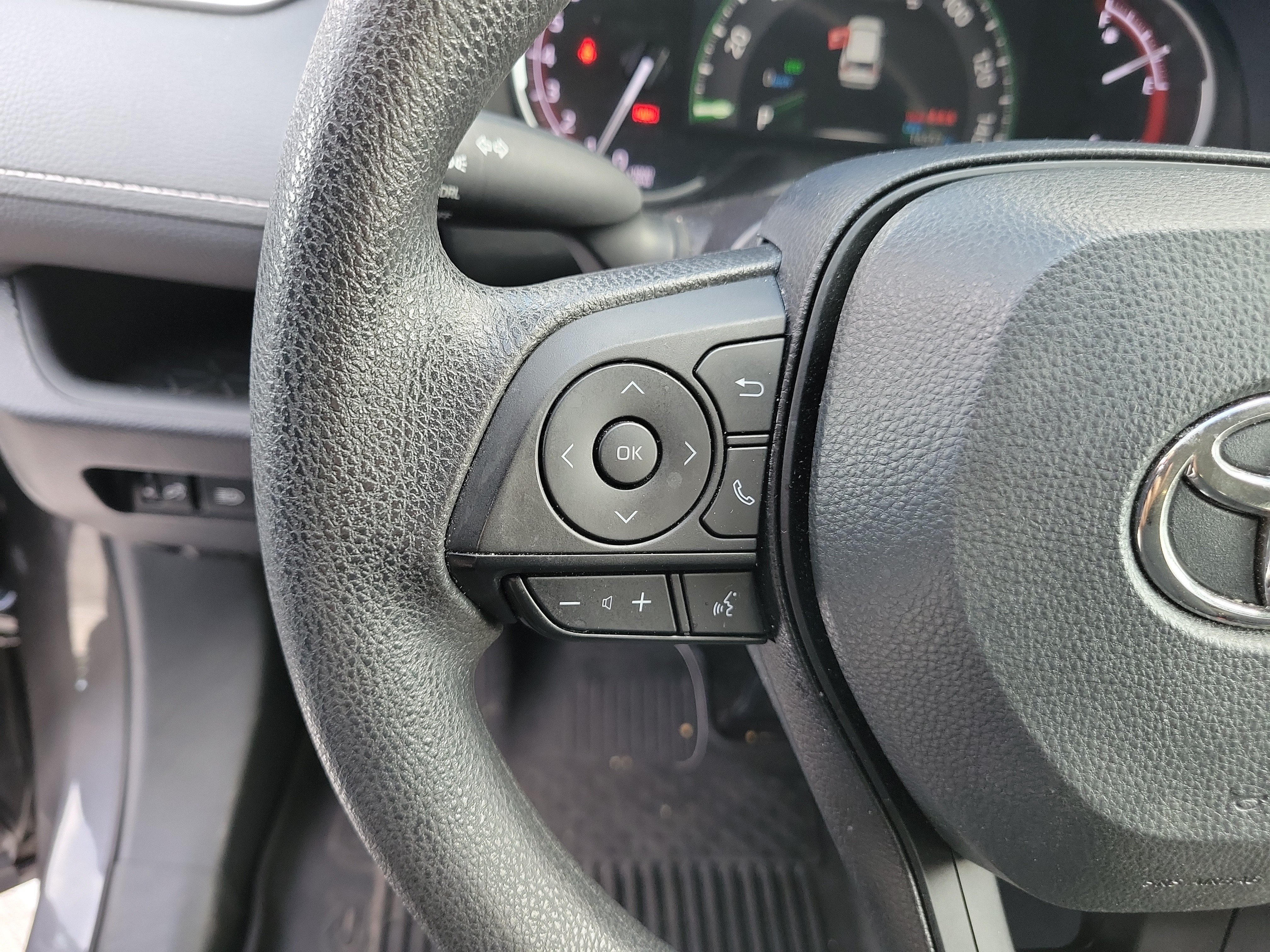 Certified 2025 Toyota RAV4 LE FWD image 26