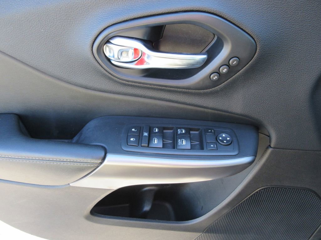 Used 2019 Jeep Cherokee Limited w/ Luxury Group image 24