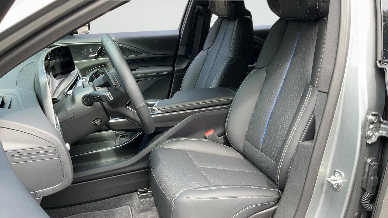 Used 2026 Cadillac Lyriq Premium Luxury RWD image 16