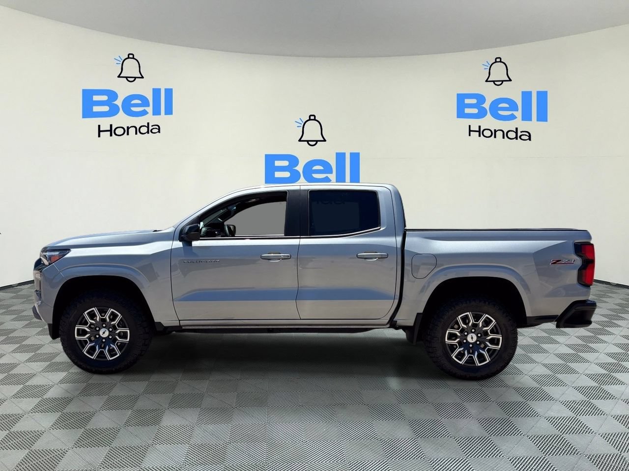 Used 2024 Chevrolet Colorado Z71 w/ Z71 Convenience Package 2 AWD/4WD image 2
