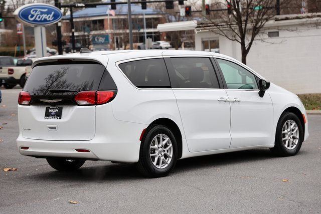 Used 2024 Chrysler Voyager LX image 4