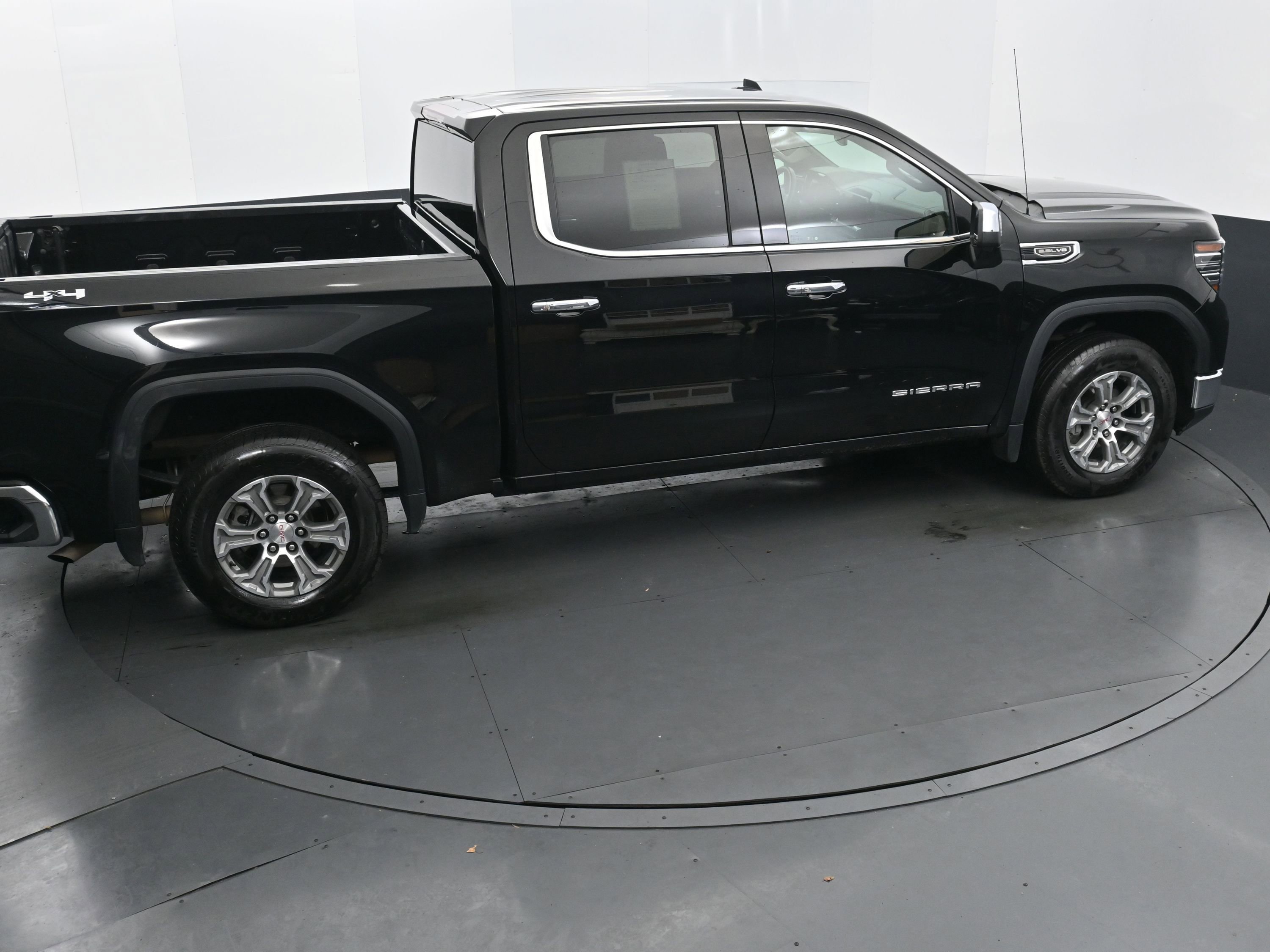 Used 2025 GMC Sierra 1500 SLT image 28