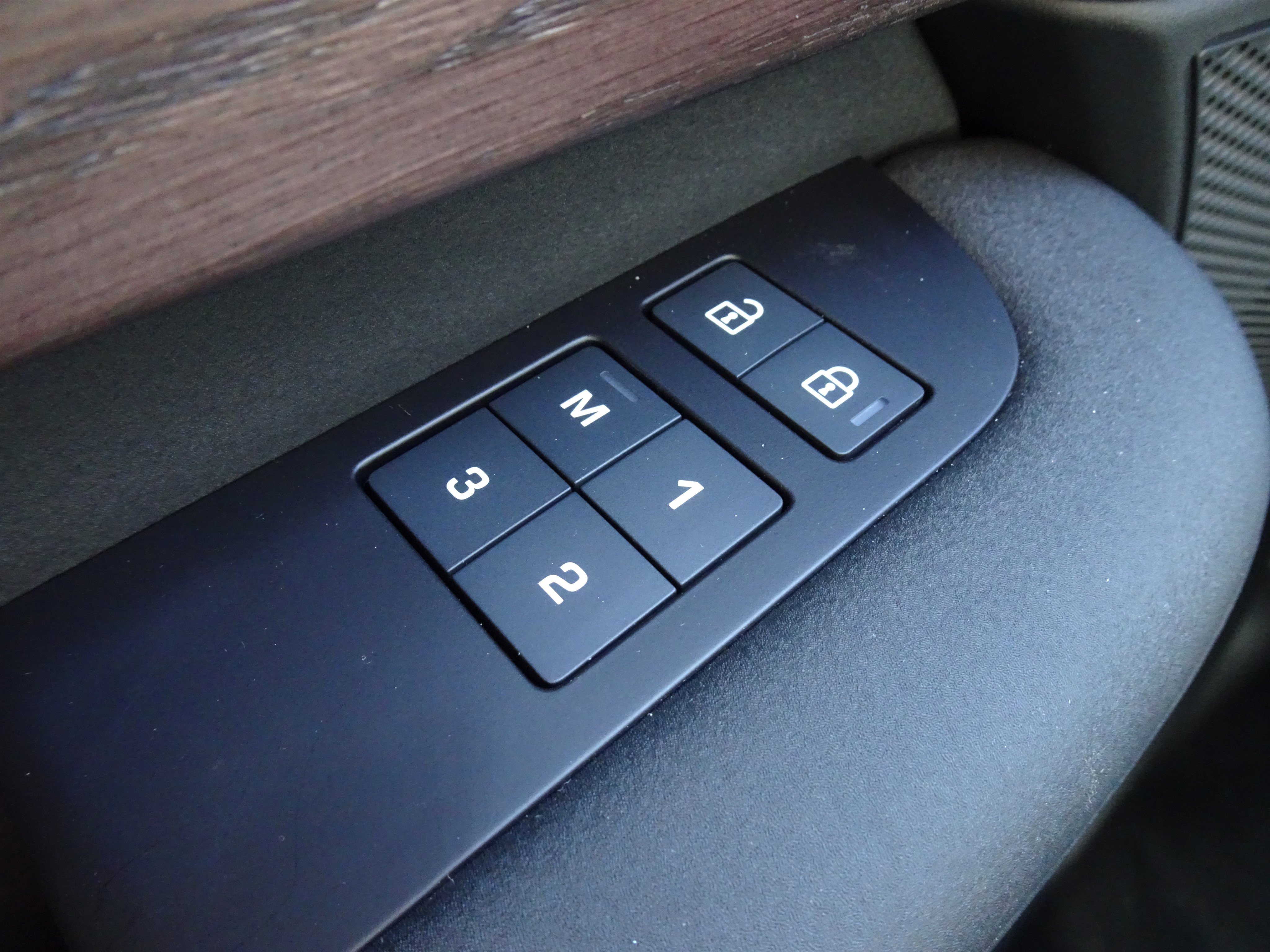 New 2025 Land Rover Discovery Dynamic SE image 32