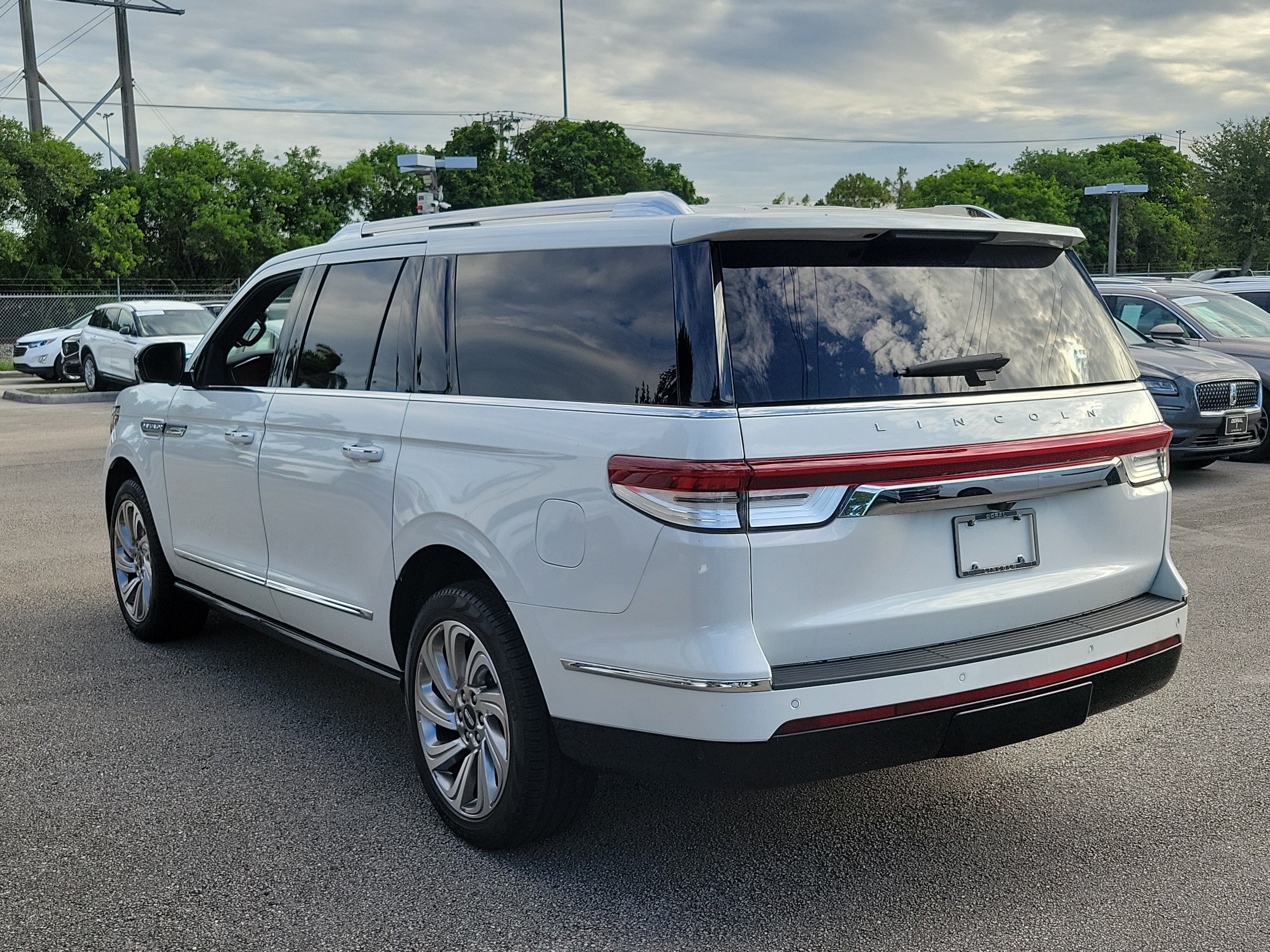 Certified 2024 Lincoln Navigator L Reserve AWD/4WD image 4