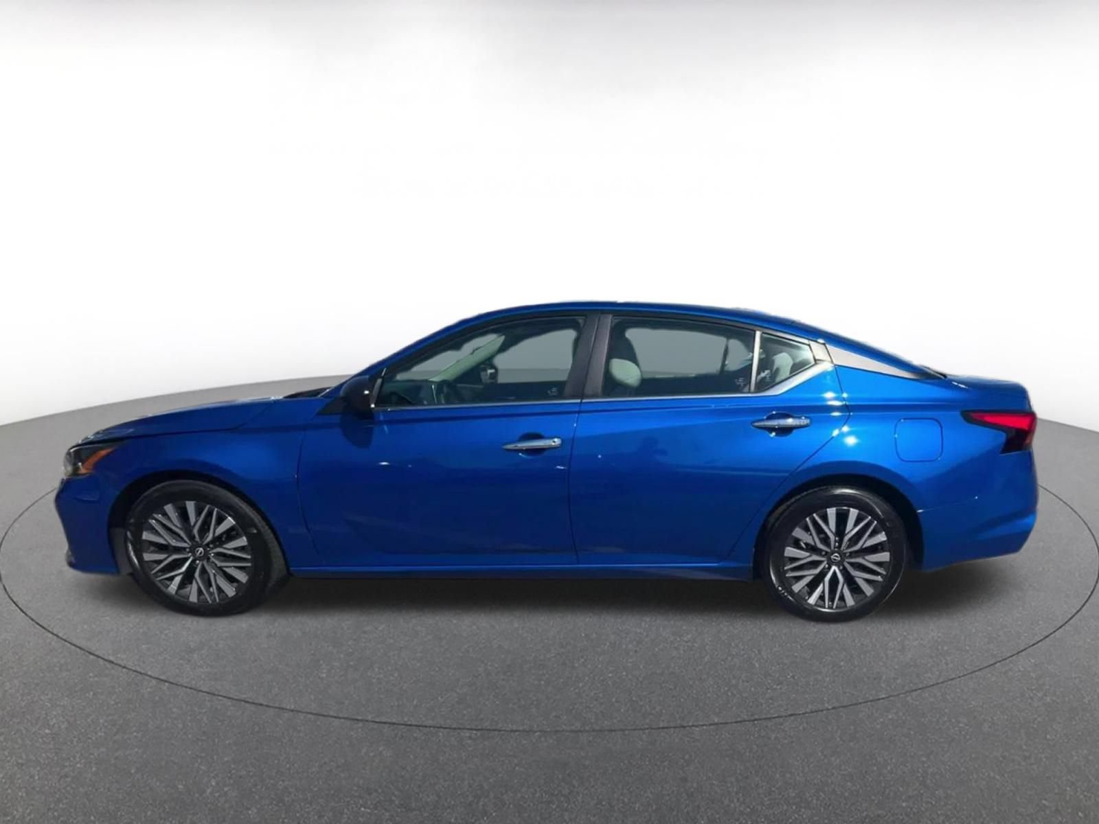 Used 2025 Nissan Altima 2.5 SV FWD image 9