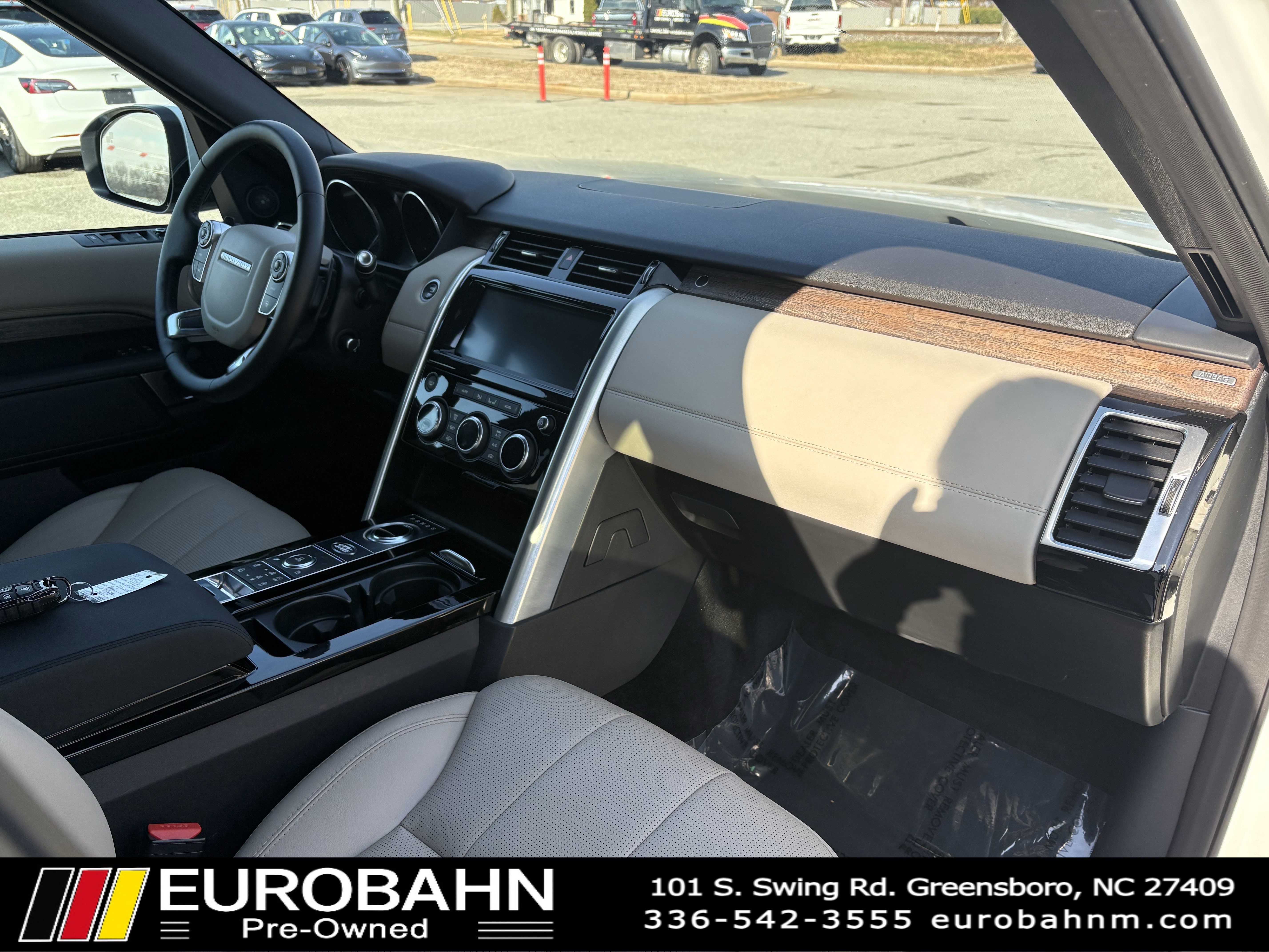 Used 2017 Land Rover Discovery HSE image 16