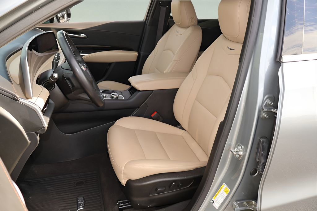 Used 2024 Cadillac XT4 Luxury w/ Cold Weather Package FWD image 11