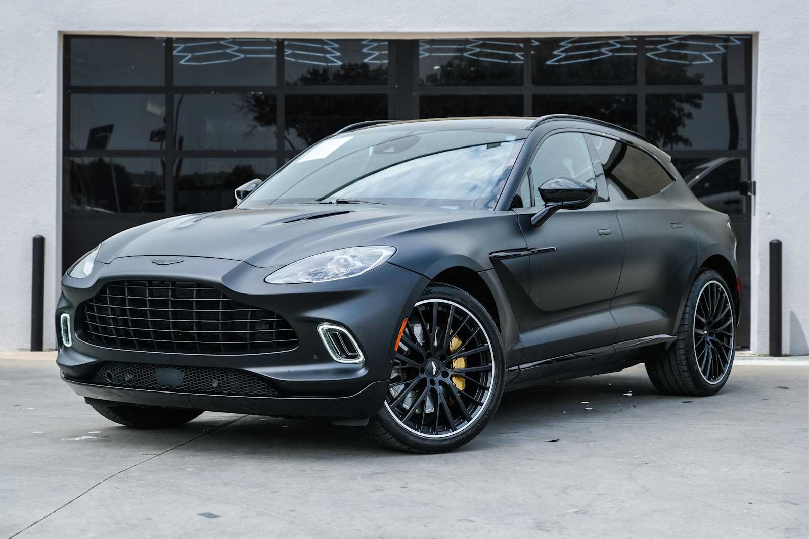 Used 2023 Aston Martin DBX AWD/4WD image 1