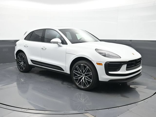 Certified 2025 Porsche Macan AWD/4WD image 24