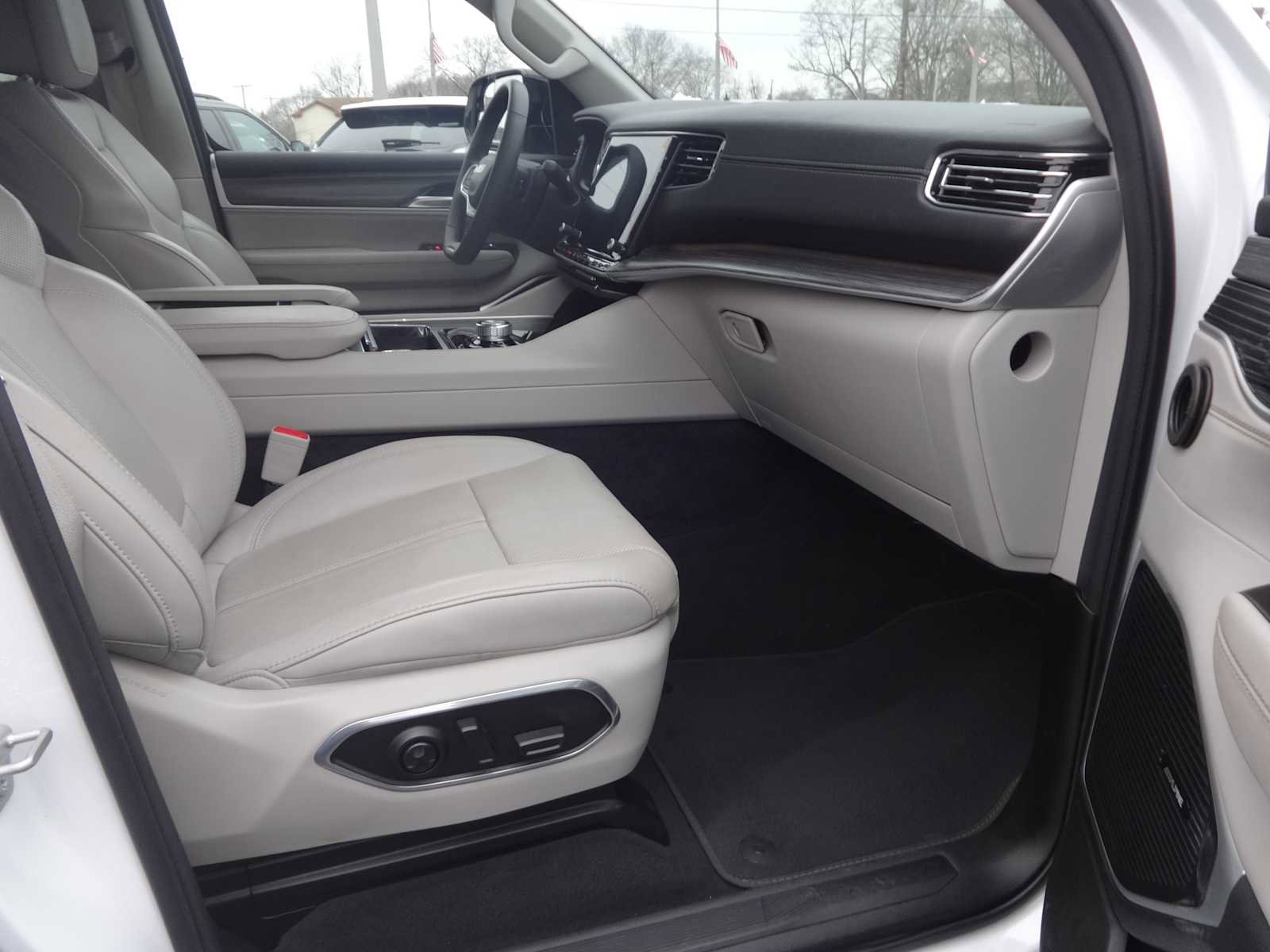 Used 2024 Jeep Wagoneer L Series II w/ Flexible Seating Group image 15