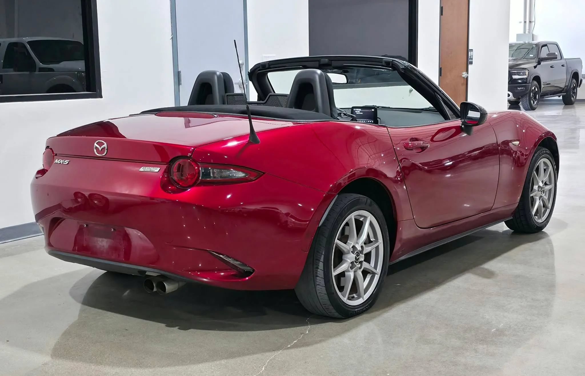 Used 2018 MAZDA MX-5 Miata Sport RWD image 3