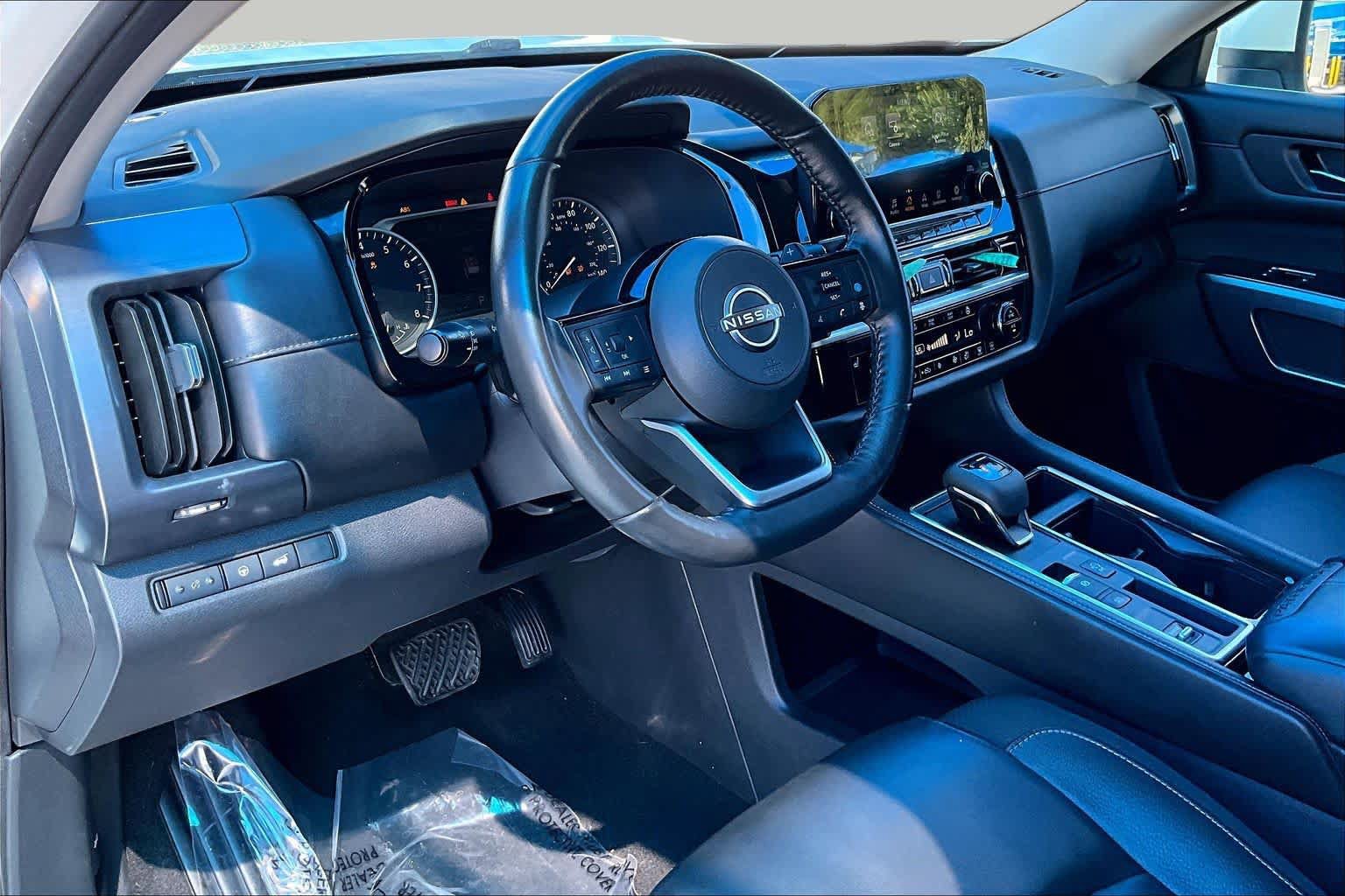 Used 2023 Nissan Pathfinder SL w/ Lighting Package (N92) FWD image 17