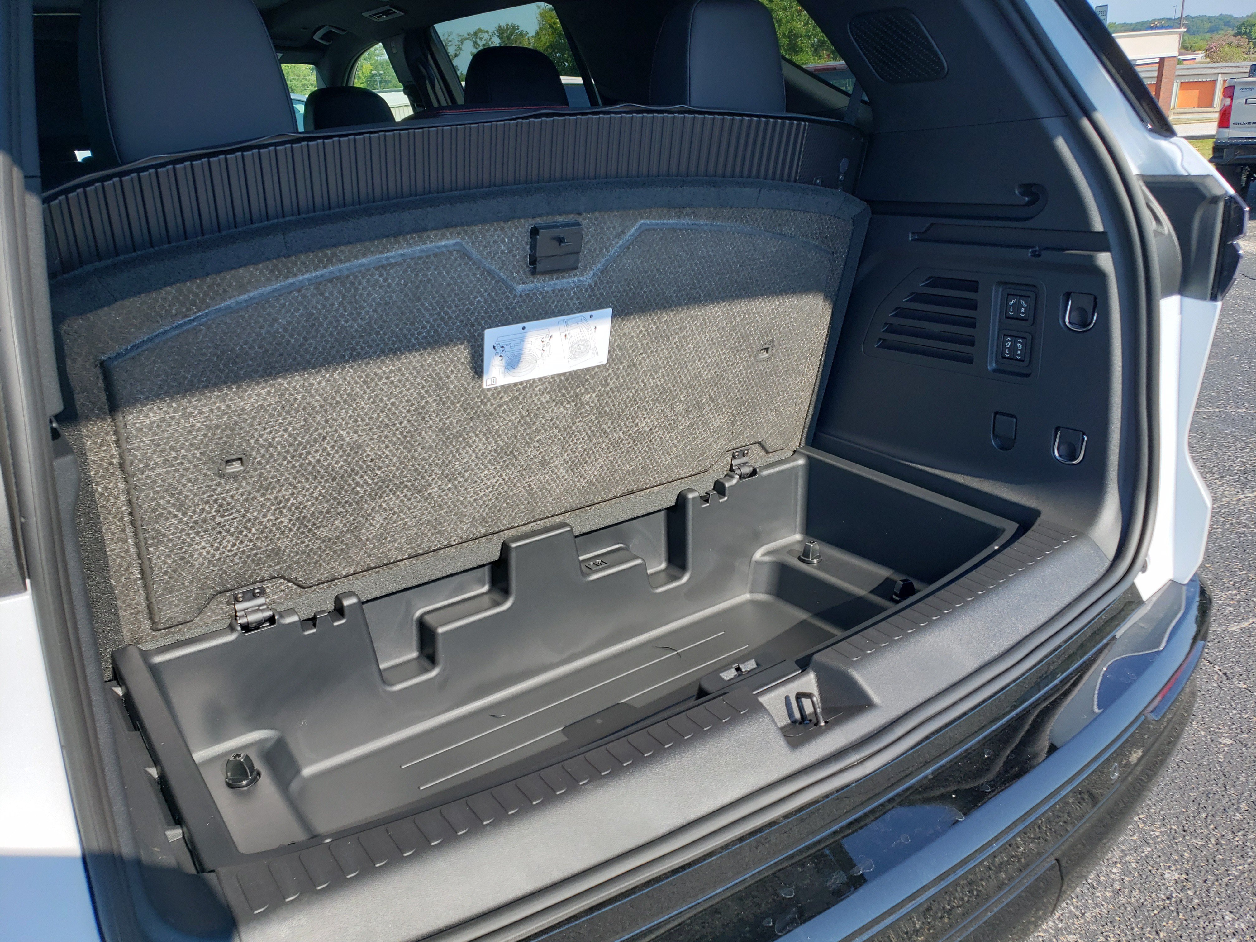 New 2027 Chevrolet Traverse RS w/ LPO, Floor Liner Package FWD image 10