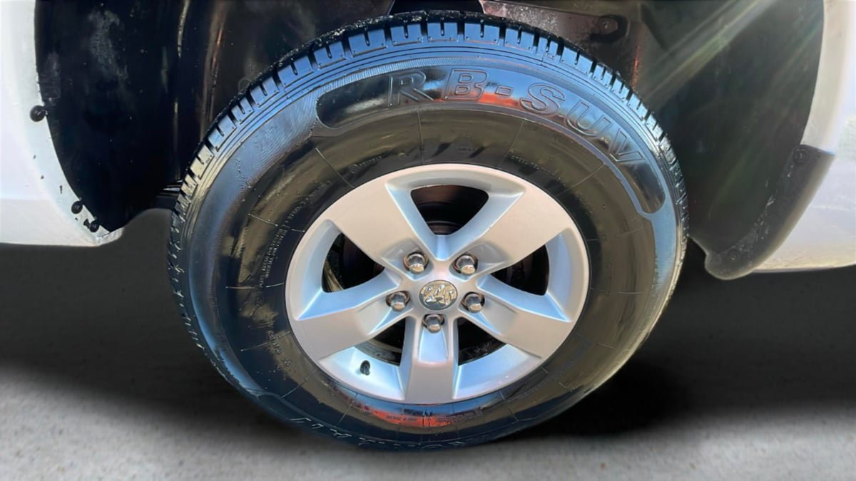 Used 2014 RAM 1500 4x4 Crew Cab w/ Exterior Appearance Group image 21