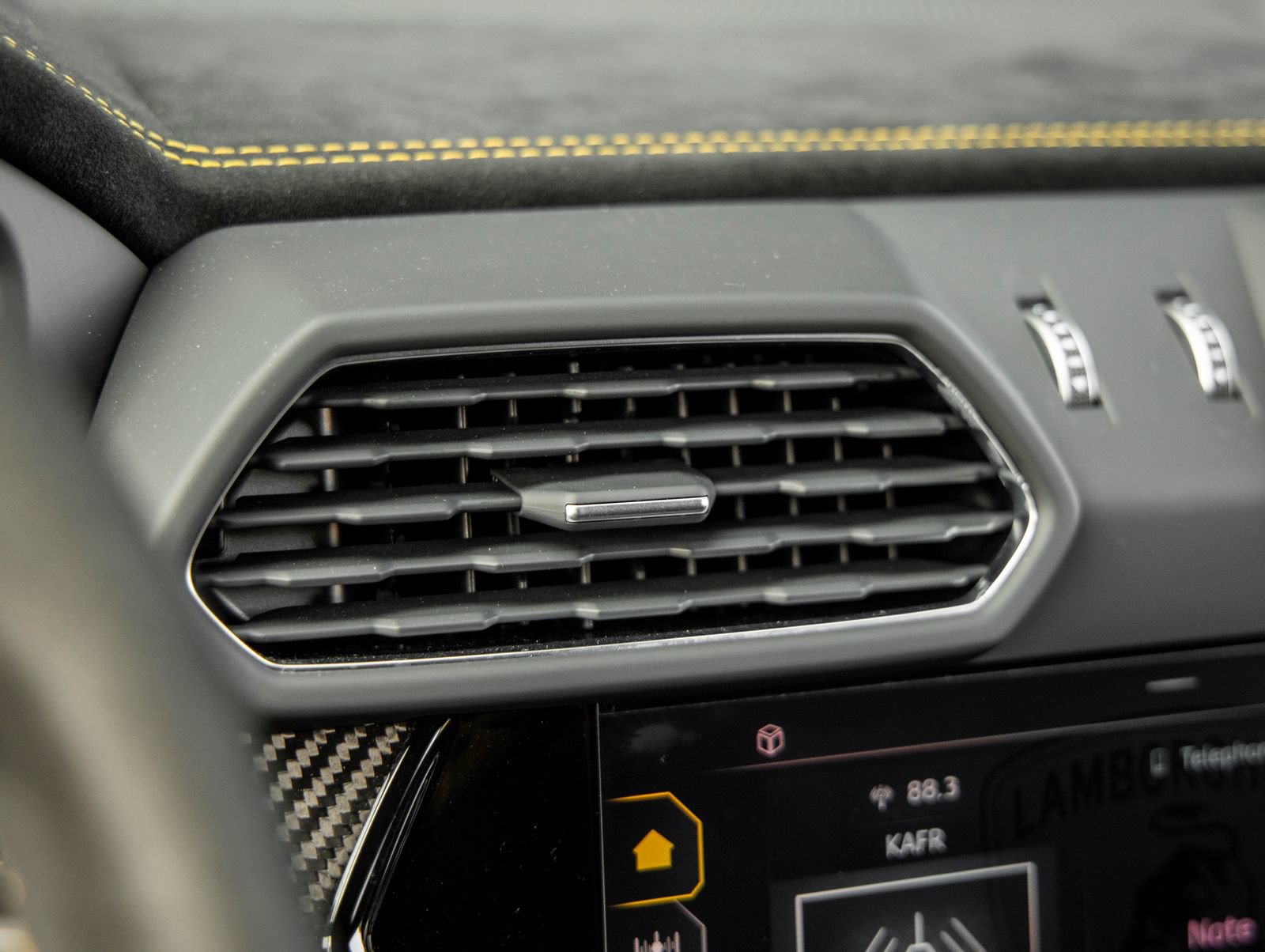 Used 2024 Lamborghini Urus Performante AWD/4WD image 35
