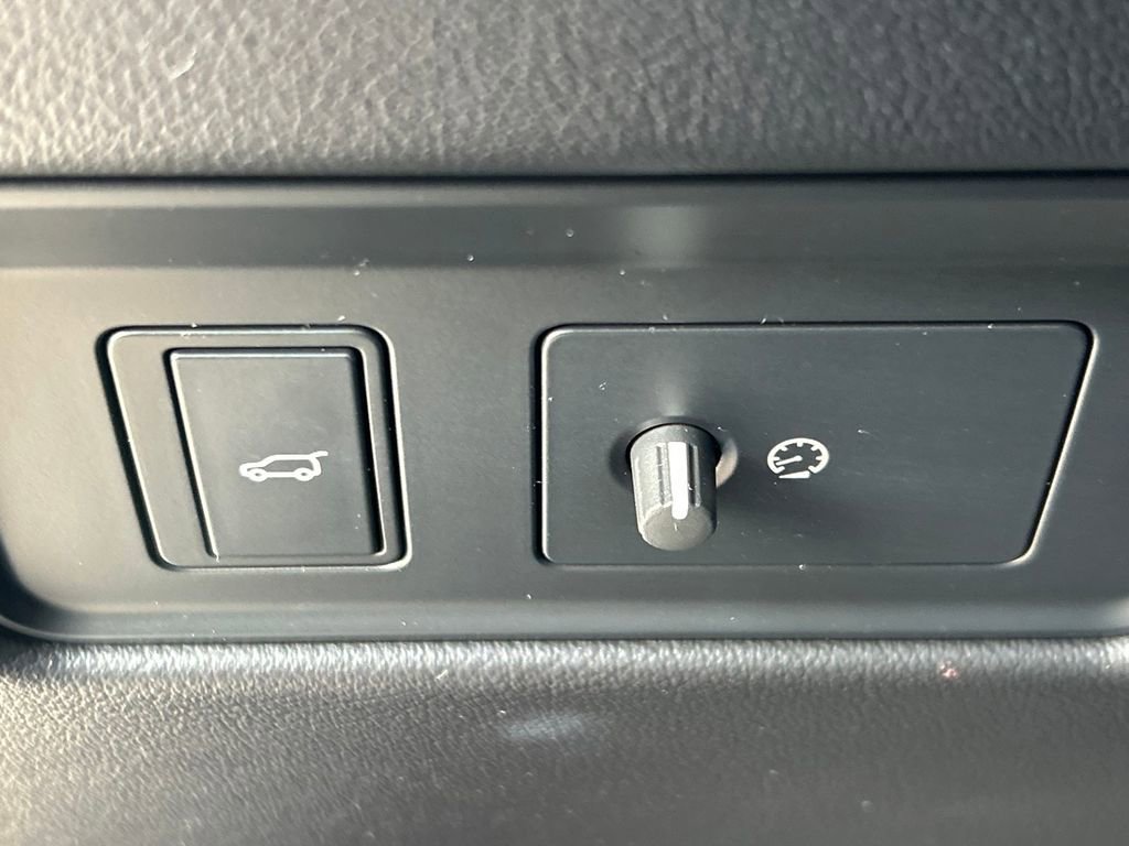 Used 2024 Jaguar F-PACE R-Dynamic S image 33