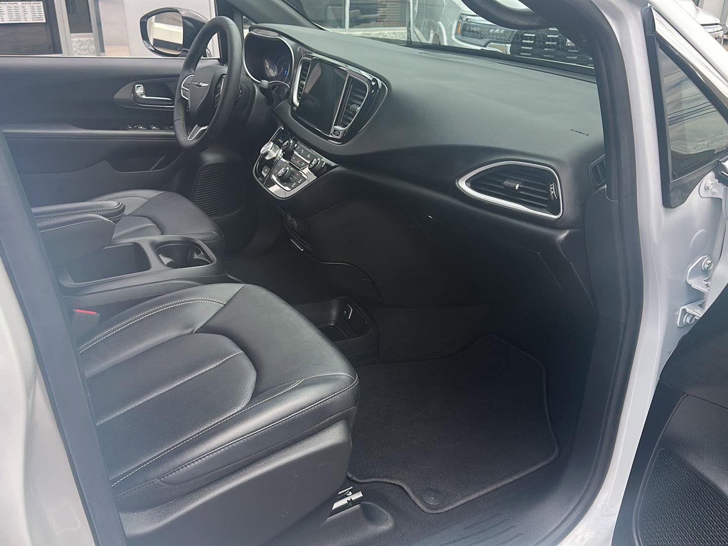 Used 2025 Chrysler Pacifica Select image 5