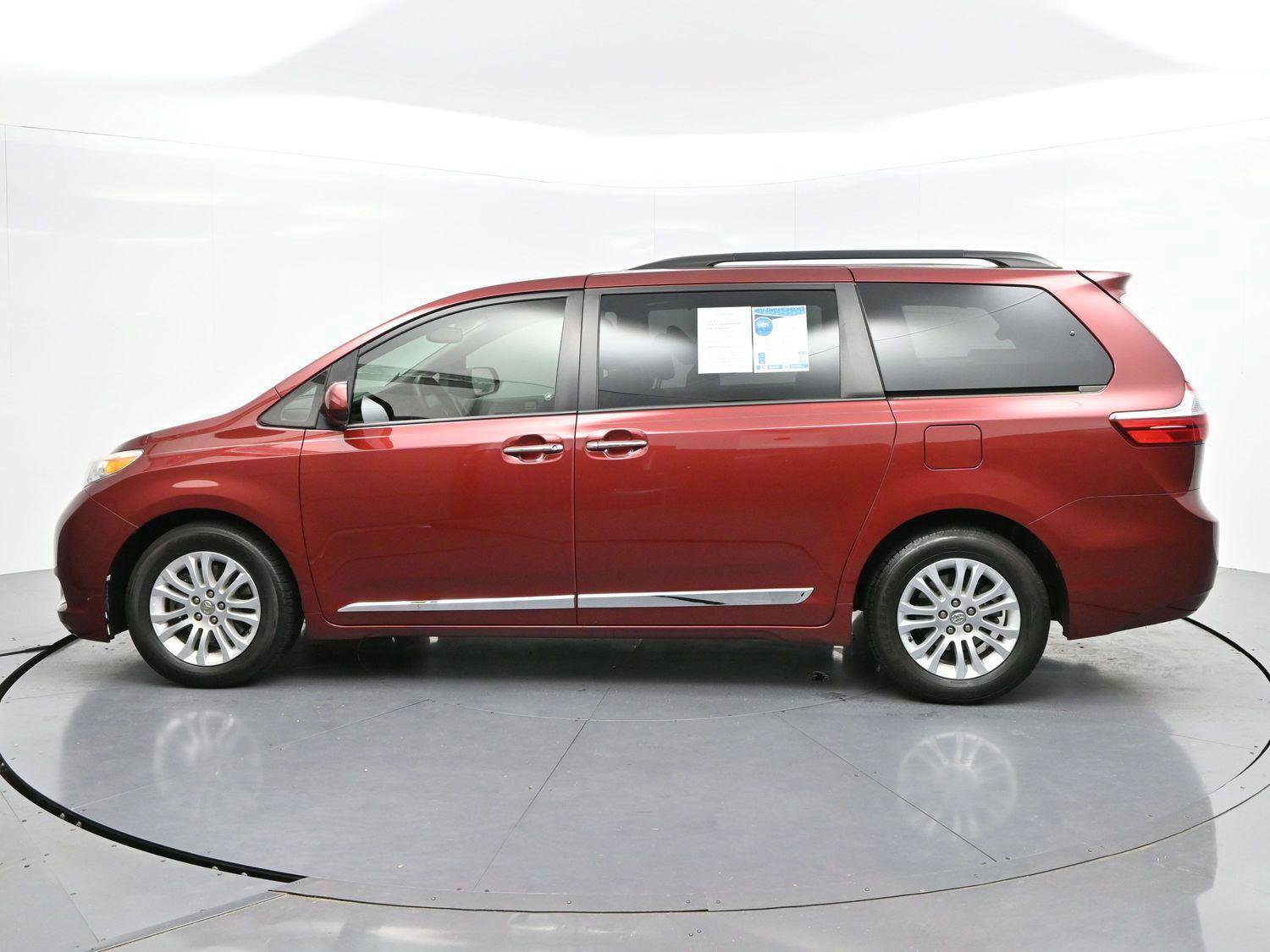 Used 2017 Toyota Sienna XLE w/ XLE Navigation Package FWD image 4