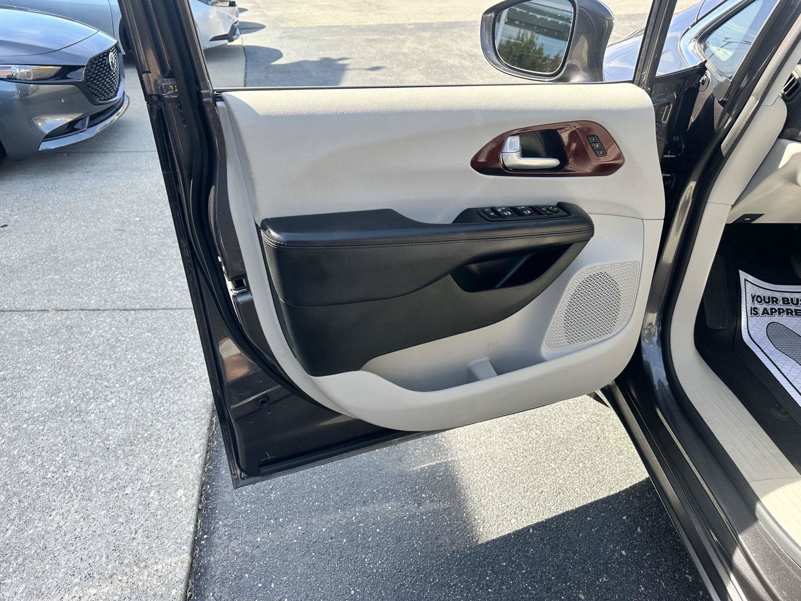 Used 2018 Chrysler Pacifica Limited w/ Tire & Wheel Group FWD image 25