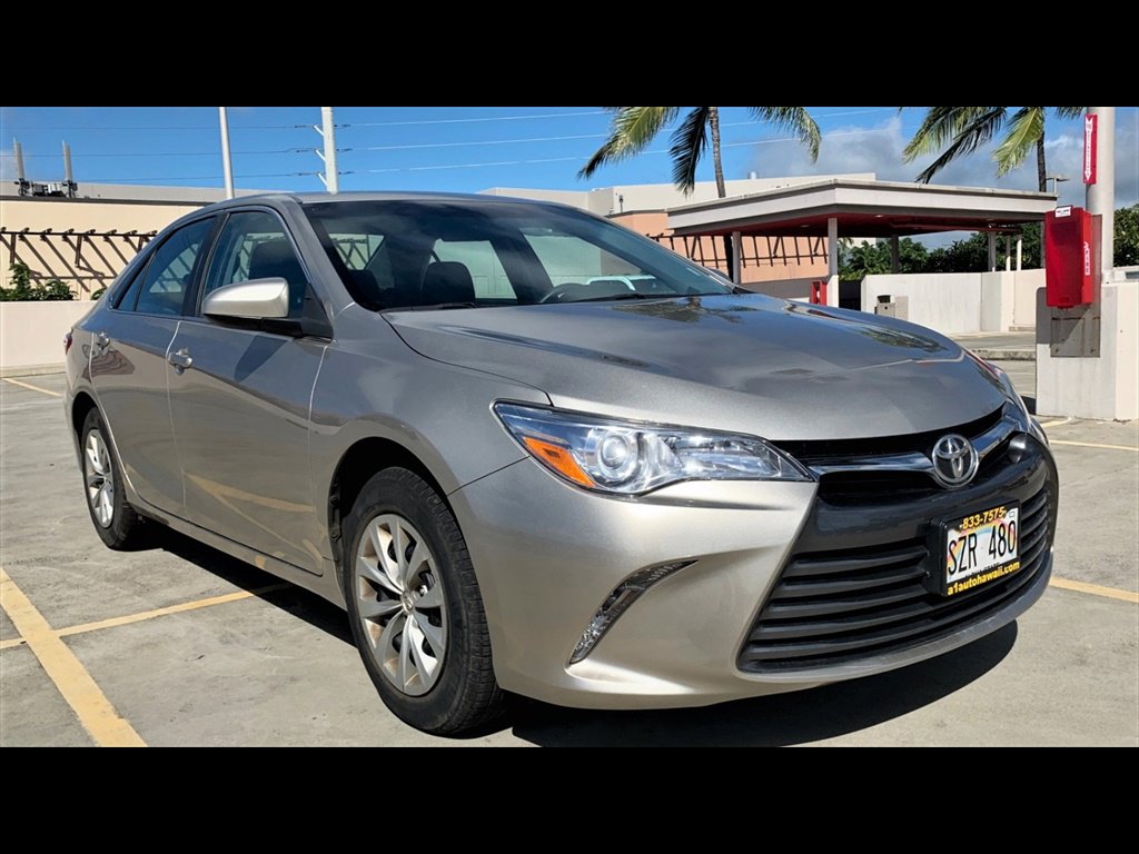 Used 2017 Toyota Camry LE image 3