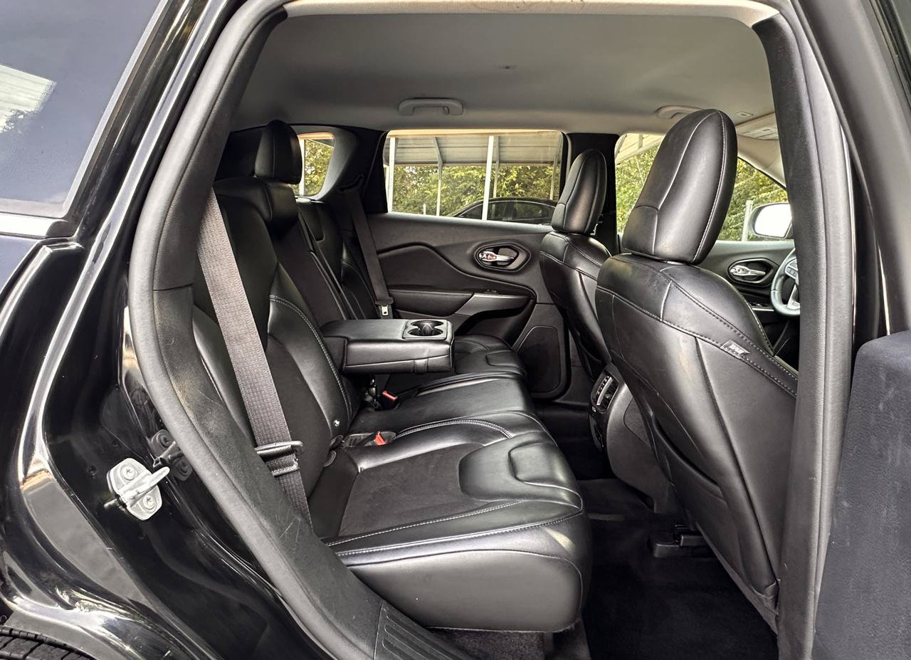Used 2019 Jeep Cherokee Latitude Plus w/ Comfort/Convenience Group FWD image 15