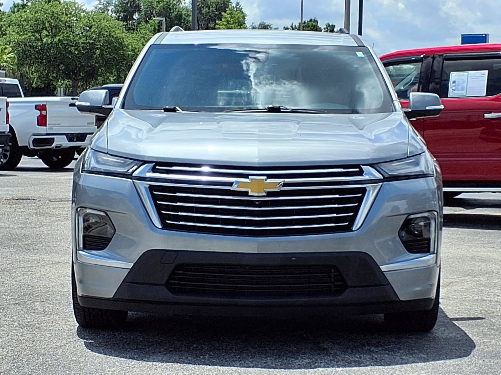 Used 2023 Chevrolet Traverse Premier FWD image 2