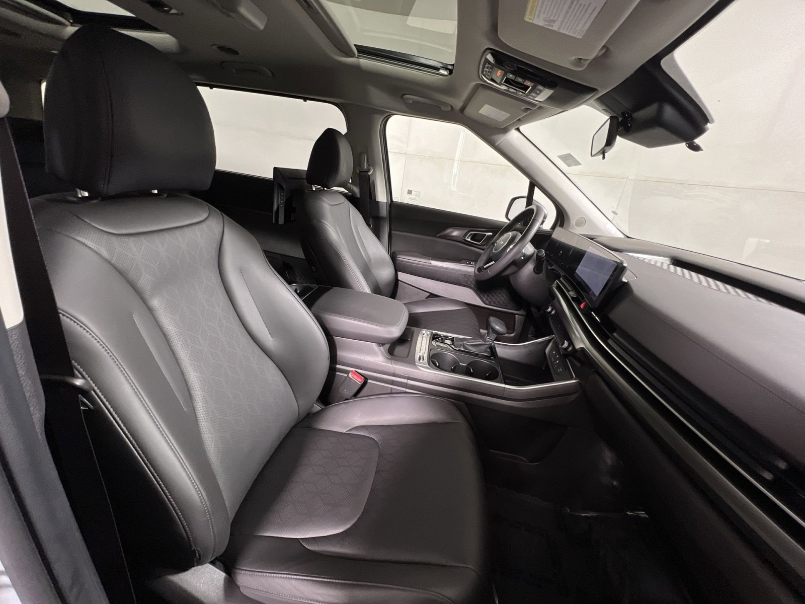 Used 2025 Kia Carnival SX FWD image 25