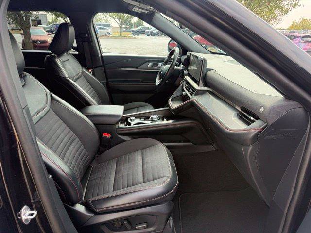 Used 2025 Ford Explorer ST-Line w/ ST-Line Street Pack AWD/4WD image 3