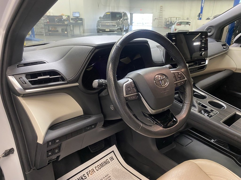 Used 2022 Toyota Sienna Limited image 28