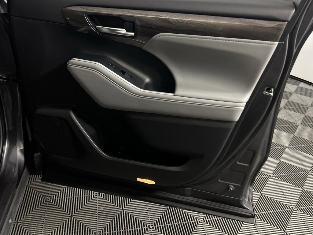 Used 2023 Toyota Highlander Limited image 32