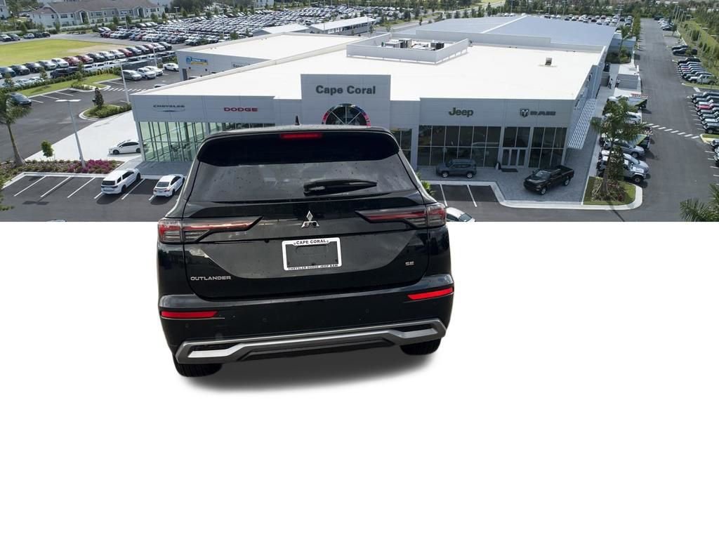 Used 2025 Mitsubishi Outlander SE image 16