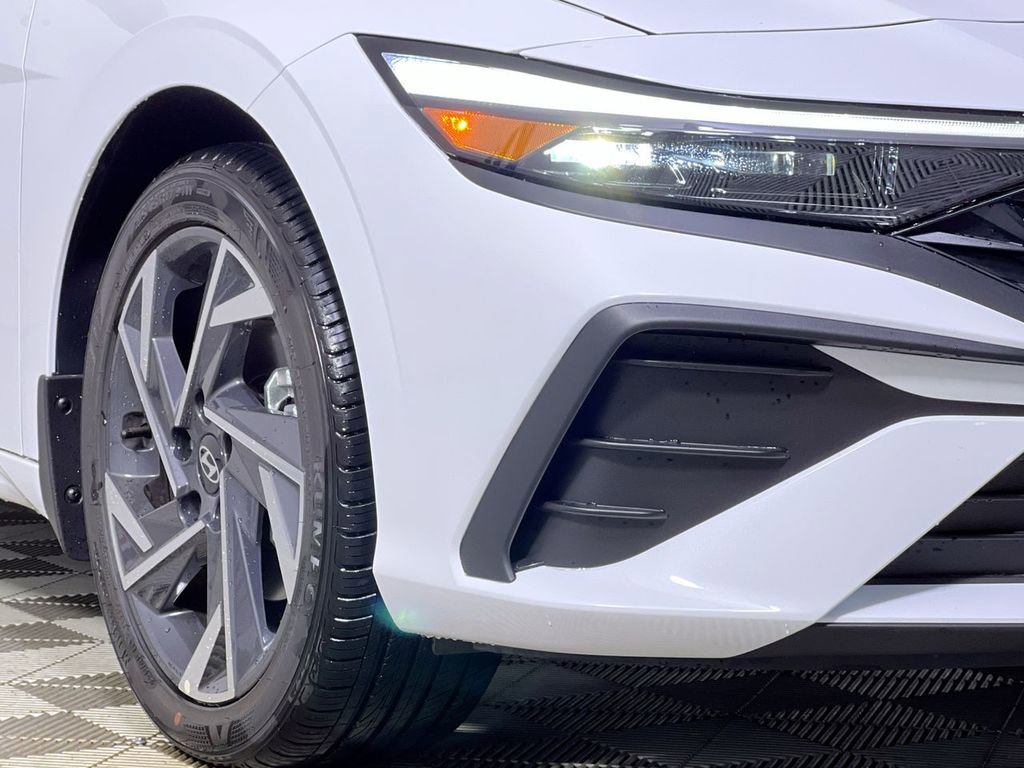 Used 2025 Hyundai Elantra Sport image 12