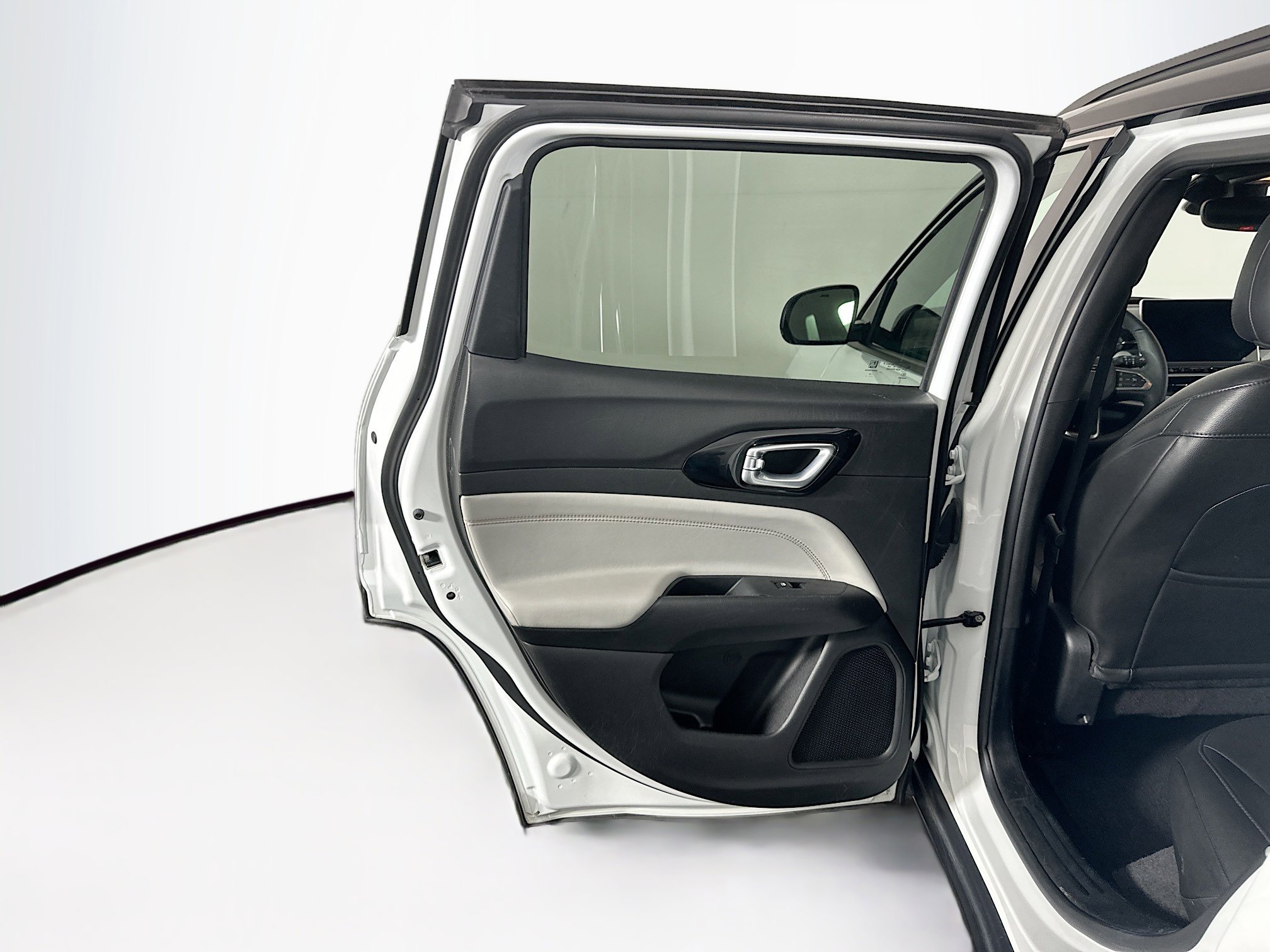 Used 2025 Jeep Compass Limited image 25