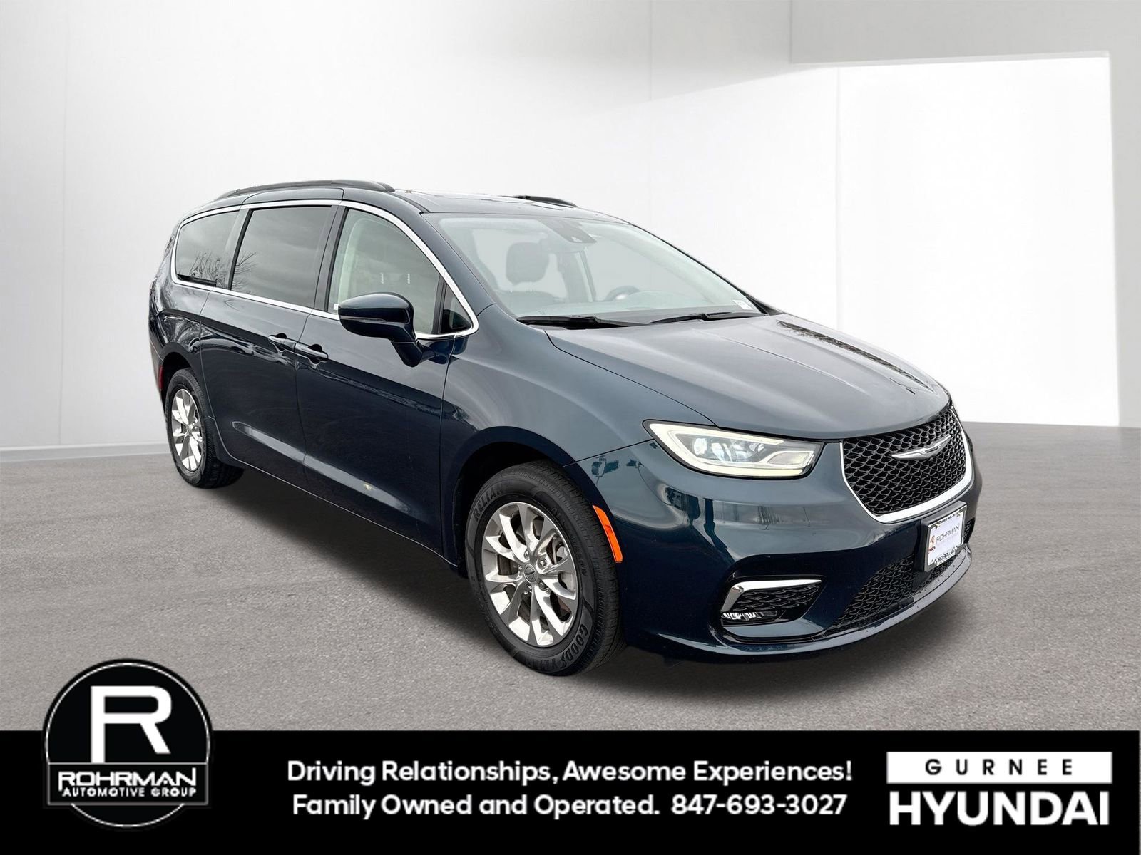 Used 2022 Chrysler Pacifica Touring-L image 2