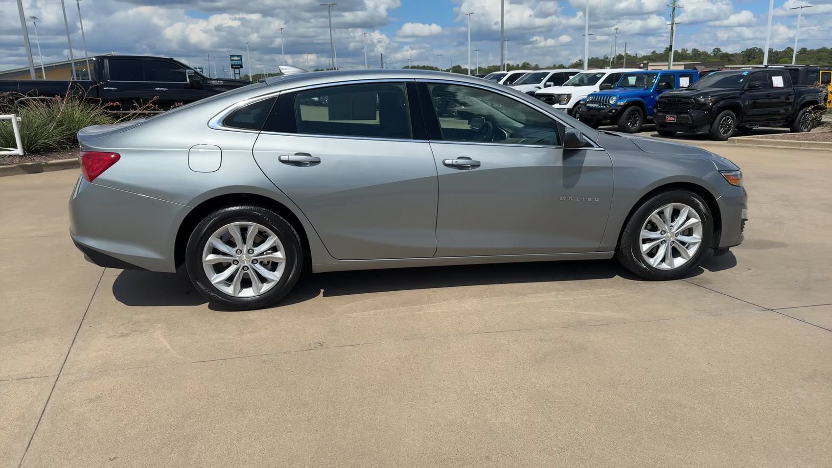 Used 2025 Chevrolet Malibu LT FWD image 2
