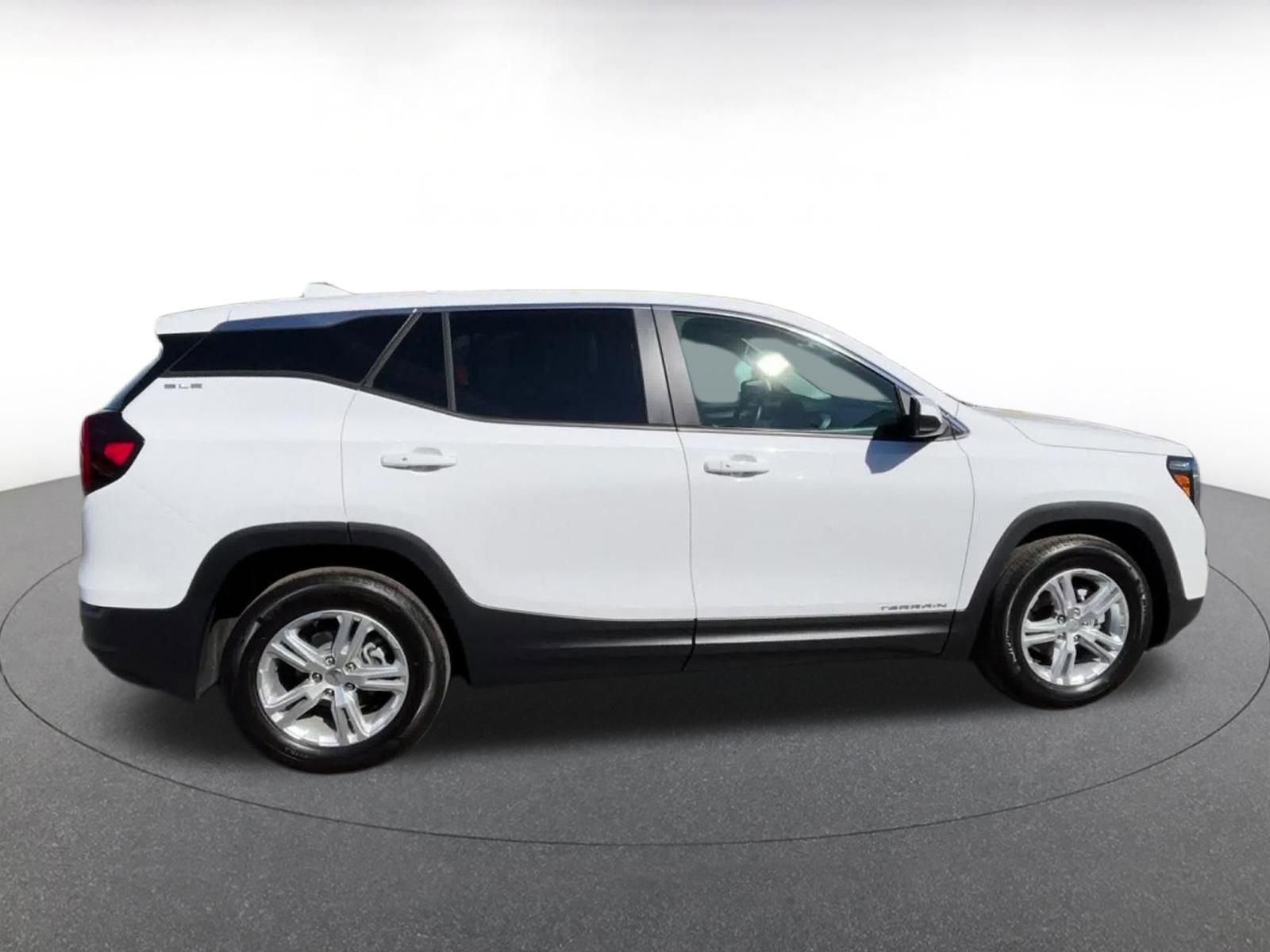 Used 2024 GMC Terrain SLE image 16