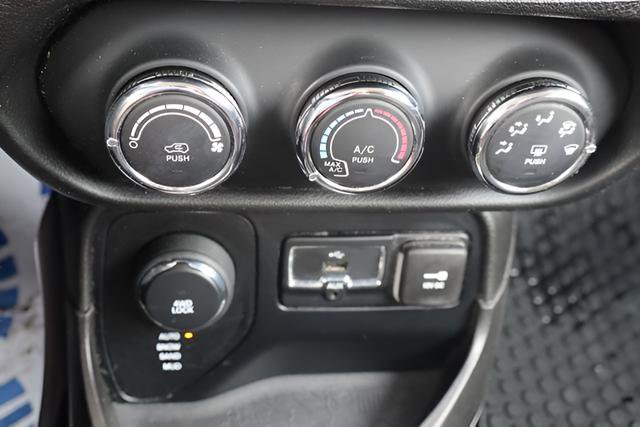 Used 2016 Jeep Renegade Latitude image 23