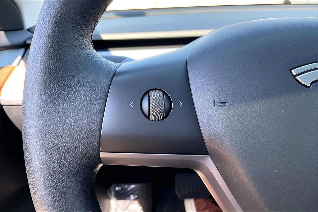 Used 2023 Tesla Model 3 Standard Range image 17