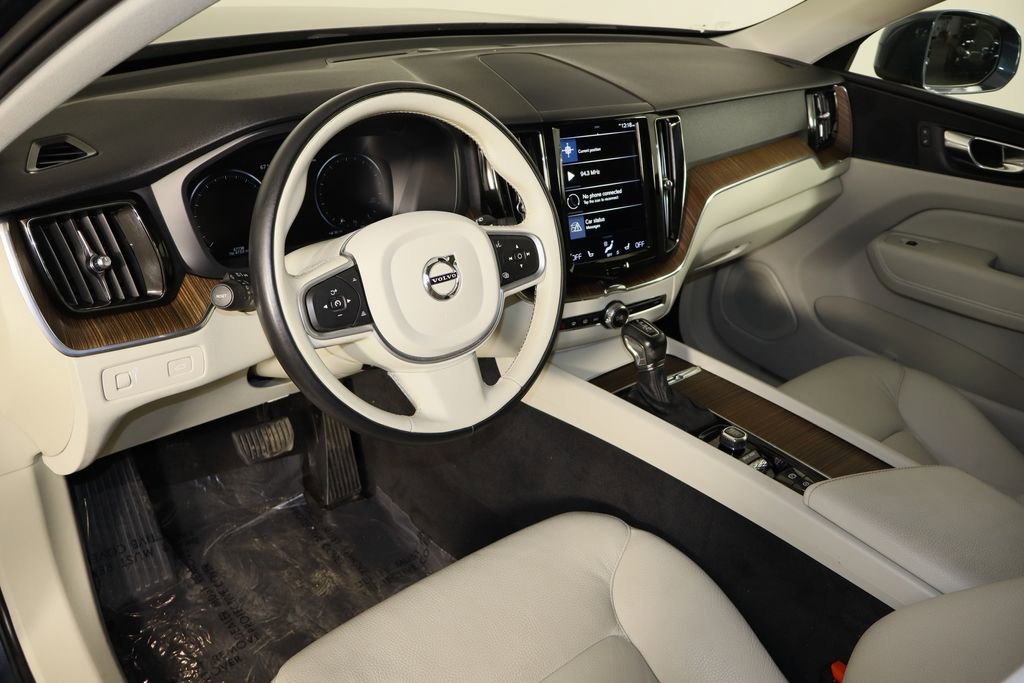 Used 2021 Volvo XC60 T5 Momentum w/ Premium Package image 24